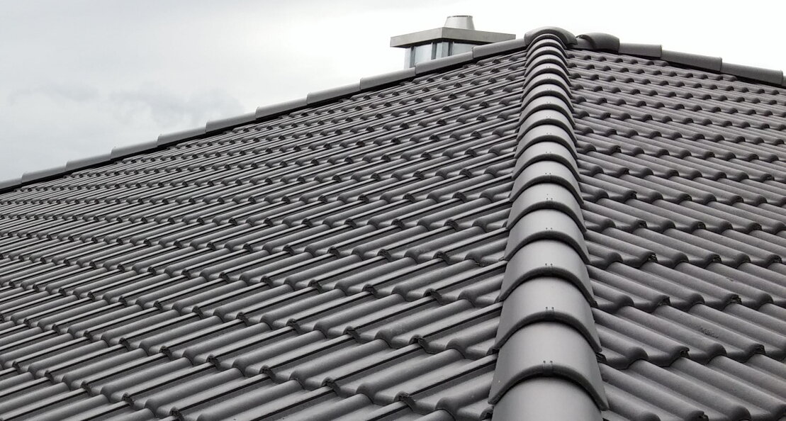 Neu eingedecktes Steildach eines Wohnhauses