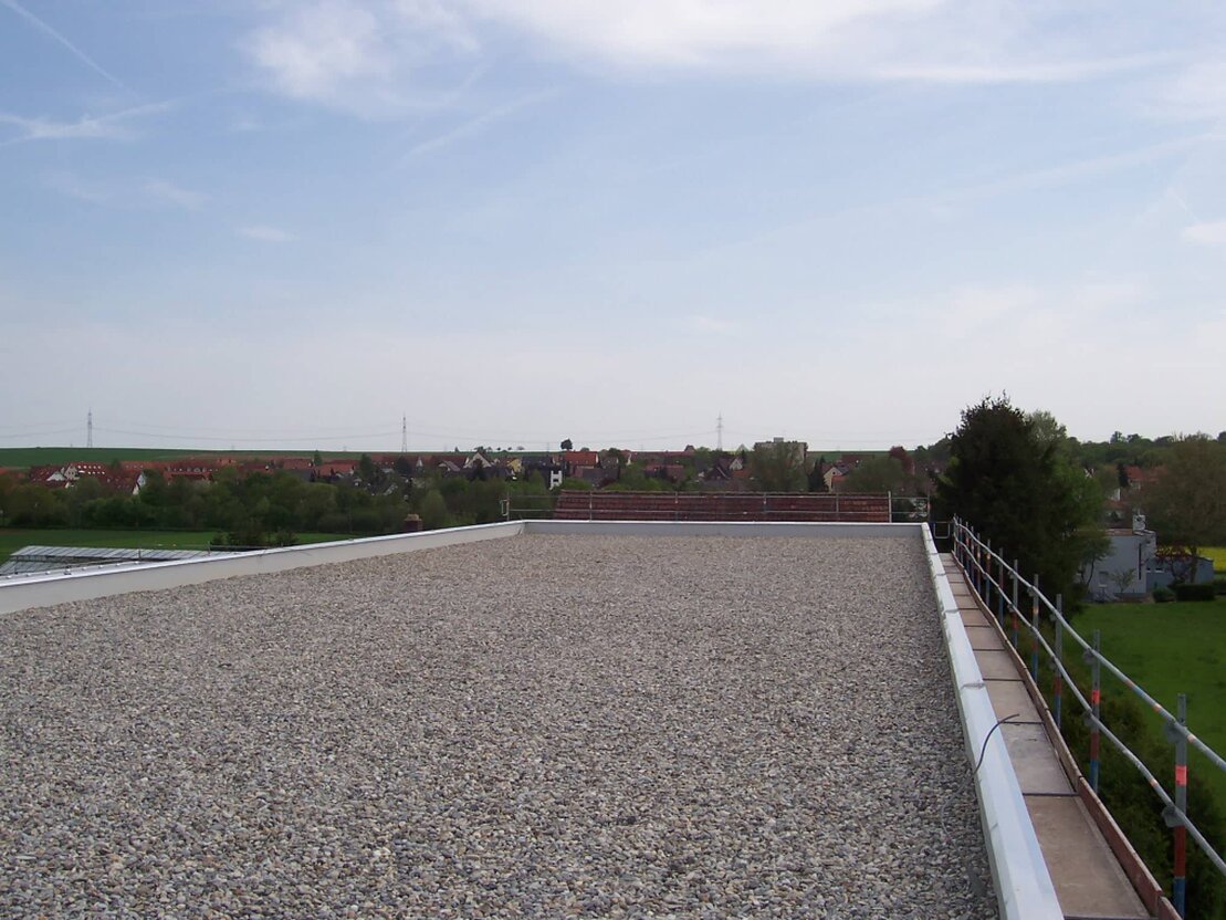 Industriehalle mit neuem Flachdach