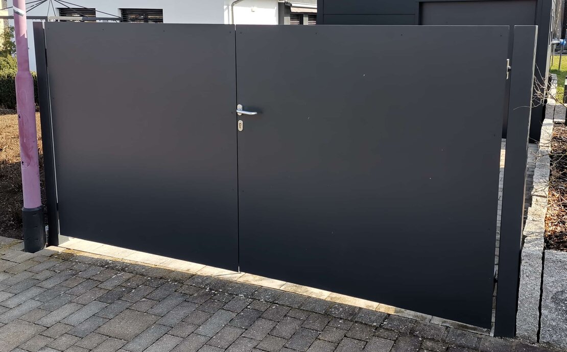 Metalltreppe mit Geländer in einem Gebäude