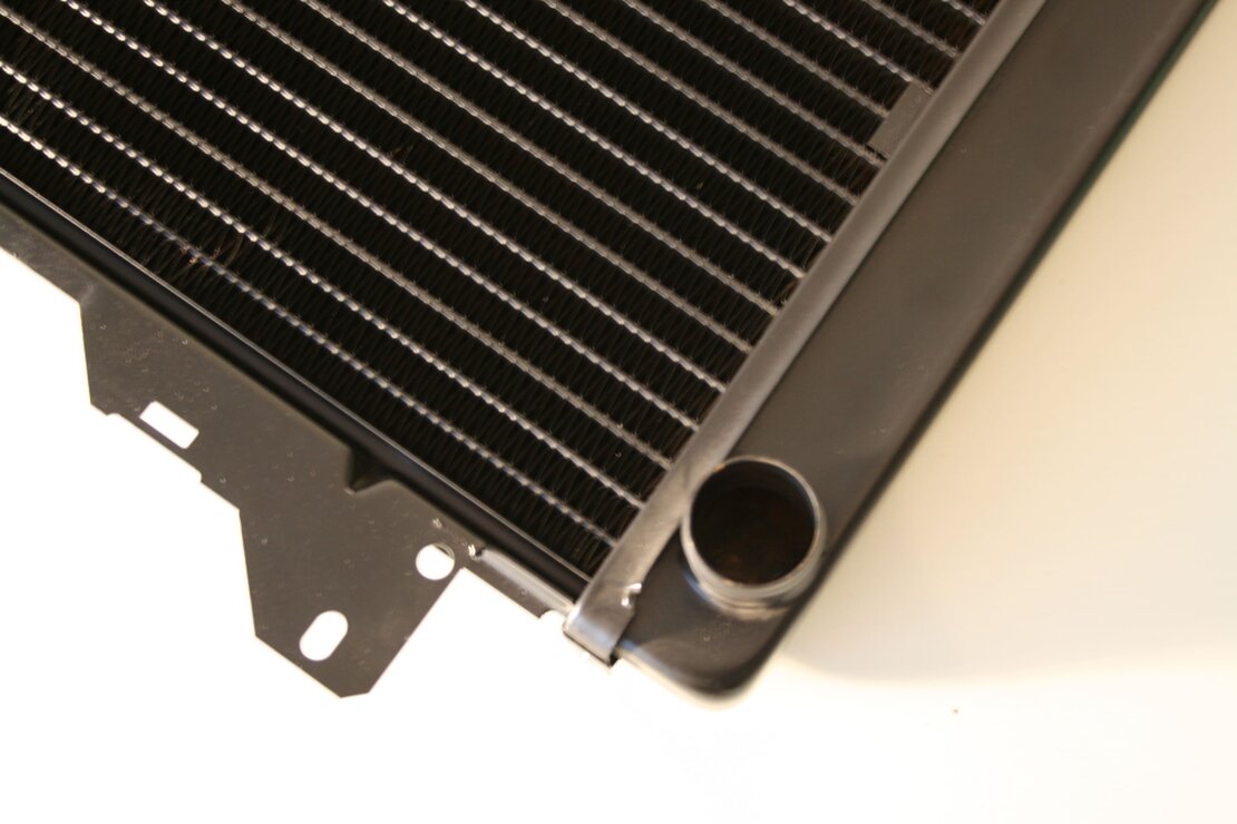 Mechaniker prüft einen Fahrzeugkühler in der Werkstatt